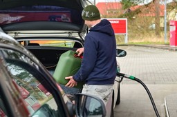 kolejki niemców na polskich stacjach. tankują do kanistrów, minister mówi o zakazie sprzedaży