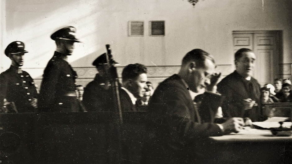 Proces Juliana Blachowskiego (siedzi w środku) W zbiorach Narodowego Archiwum Cyfrowego