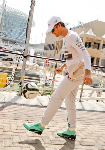 Nico Rosberg na Grand Prix do Abu Dhabi zabrał piękną dziewczynę i... piłkę