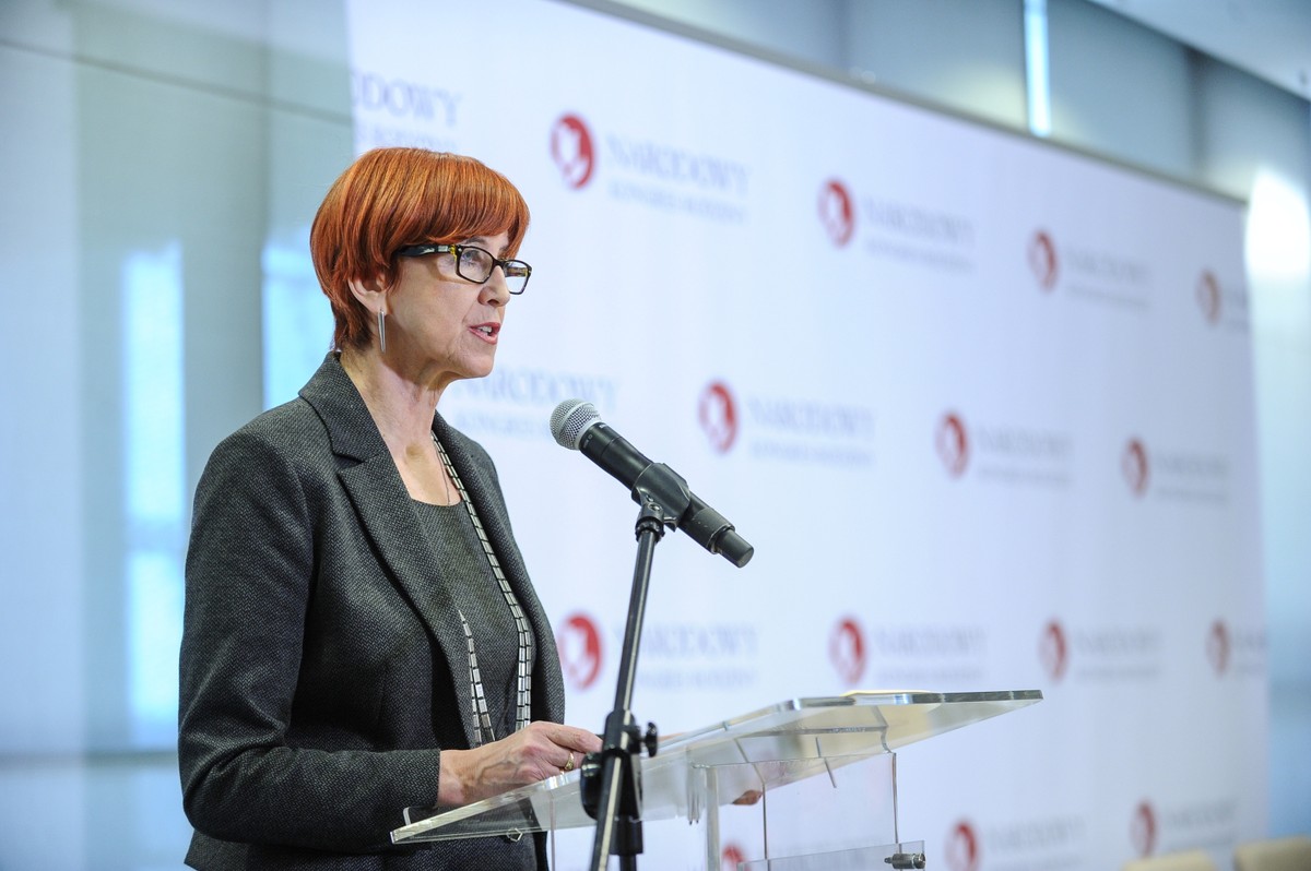 - W ramach utraty dochodów mamy różne sytuacje: urlop wychowawczy, utratę pracy, zakończenie działalności gospodarczej czy ewentualne zaniżanie wynagrodzeń - wylicza Minister rodziny, pracy i polityki społecznej Elżbieta Rafalska