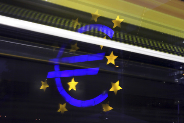Symbol waluty Euro przed gmachem Europejskiego Banku Centralnego we Frankfurcie nam Menem.