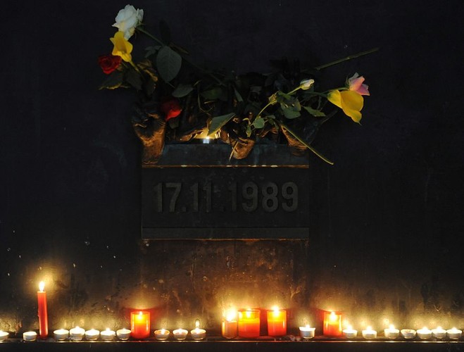 Na Placu Wacława w Pradze zapalane są znicze, ludzie przynoszą kwiaty; na zdjęciu kwiaty przy tablicy upamiętniającej 17 listopada 1989 - dzień uznawany za początek Aksamitnej Rewolucji
