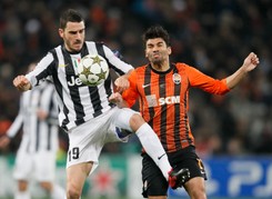 Liga włoska: Bendtner wyśmiał teatralny upadek Bonucciego