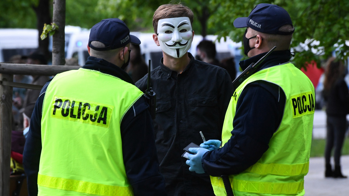 Przypominamy, że w myśl obowiązującego prawa nie można organizować zgromadzeń; wszelkie zgromadzenia będą nielegalne – oświadczył rzecznik stołecznej Policji nadkom. Sylwester Marczak, odnosząc się do planowanych na weekend demonstracji.