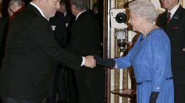 Erzsébet királynő egy mozdulattal megsemmisítette Harvey Weinsteint
