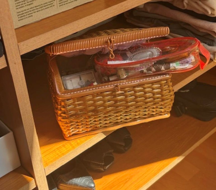 Mileniálska KPZ: ihla, niť a gombík navrch.