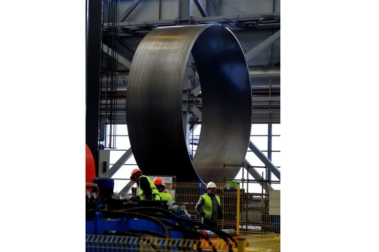 Nowy zakład produkujący fundamenty morskich farm wiatrowych docelowo zatrudniać będzie około 500 pracowników, głównie spawaczy, ślusarzy, monterów konstrukcji stalowych.<br><br>(mb/mr) PAP/Marcin Bielecki