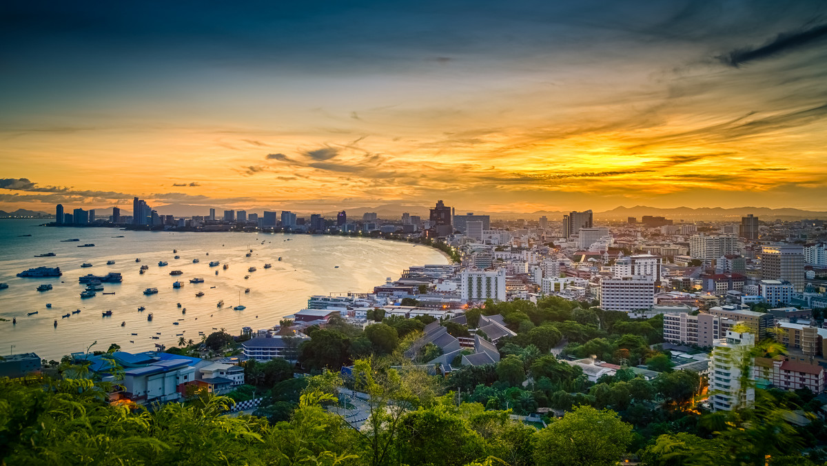 Nie bez kozery nazywana jest Tajską Riwierą. Pattaya to wyjątkowo piękny kurort z turkusową wodą i tropikalną plażą. Nie brakuje w niej też innych atrakcji. Każdy znajdzie tu coś dla siebie. Pattaya tętni życiem 24 godziny na dobę.