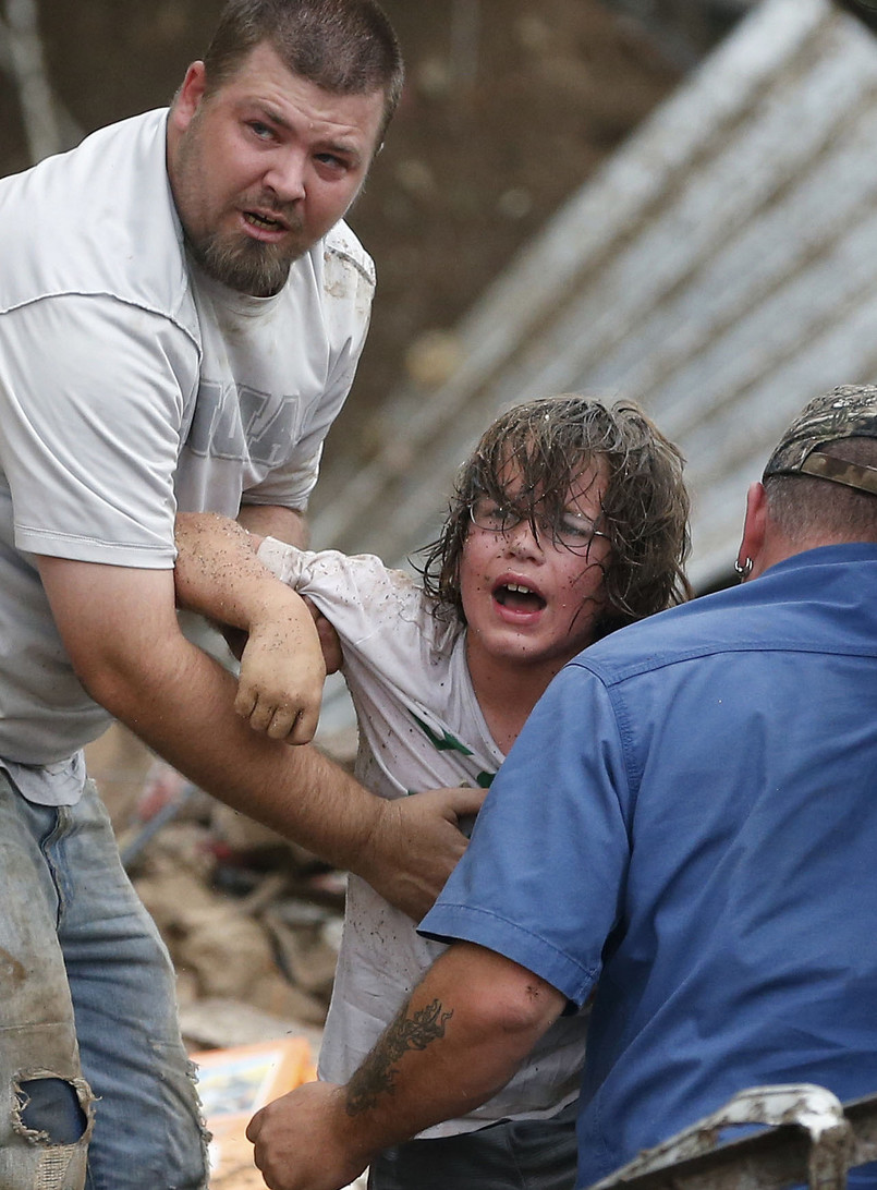 Do zniszczonej uderzeniem tornada szkoły uczęszczało prawie 500 dzieci. Podobno przed uderzeniem huraganu część z nich została ewakuowana do pobliskiego kościoła