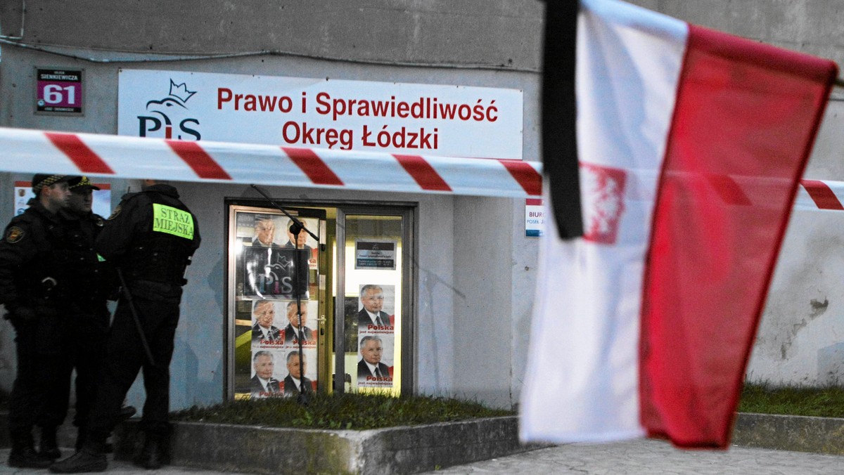 Konsolidacja i racjonalizacja lokalowa – tak metaforycznie można przedstawić motywy, jakie kierują łódzkimi strukturami Prawa i Sprawiedliwości. Partia, by ułatwić wyborcom kontakt z posłami zmienia siedzibę.