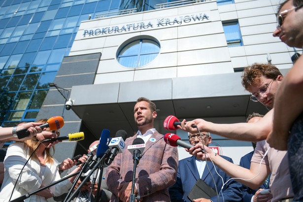 Poseł Jan Kanthak podczas konferencji prasowej przed siedzibą Prokuratury Krajowej w Warszawie. Poseł PiS Marcin Romanowski został zatrzymany przez ABW na zlecenie Prokuratury Krajowej w związku ze śledztwem dotyczącym Funduszu Sprawiedliwości