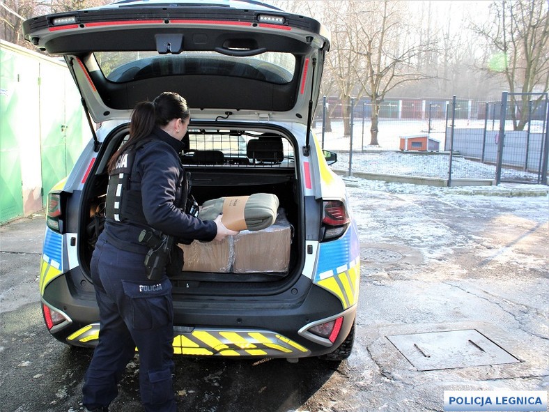 Policjantka przekazała pieniądze z zadośćuczynienia na pomoc dla bezdomnych zwierząt