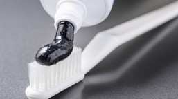 nie pomoże nawet najlepsza szczoteczka, jeśli źle szczotkujesz zęby. p