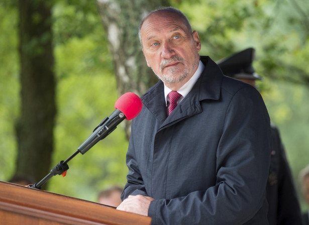 Macierewicz: Polska musi mieć silną armię. Napotykamy jednak na działania, które próbują nam uniemożliwić jej odbudowę