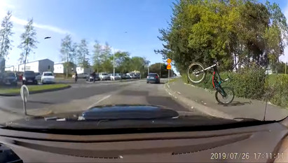 Ez az autós csak behajtott a körforgalomba, de ami ezután következett, arra ő sem számított – videó