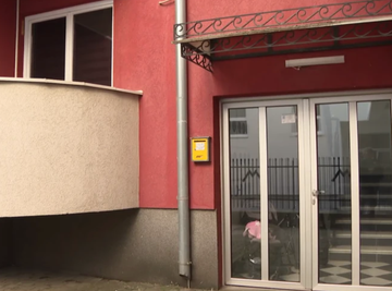 DOK ONA ZARAĐUJE U RIJALITIJU, MAJKA ČUVA SINA: Ovo je stan Anite Stanojlović u Kruševcu, evo kakvo mišljenje komšiluk ima o njima (VIDEO)