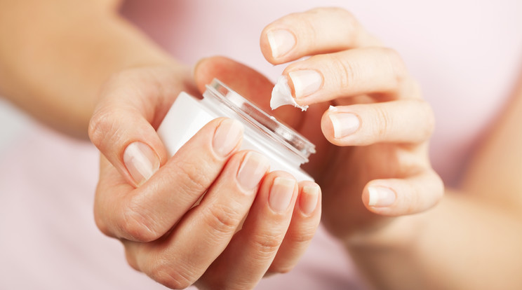 A kézmosások utáni krémezés a bőrünket és a körmeinket is segít megóvni a károsodástól /Fotó: Shutterstock