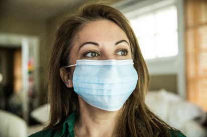 Immunológus: a maszk és a távolságtartás csökkenti megfertőződés esélyét