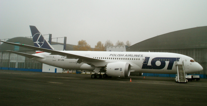 Boeing 787 Dreamliner na płycie lotniska w Warszawie