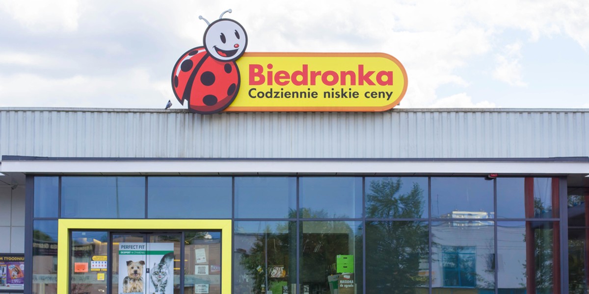 Biedronka w czasie pandemii rozpoczęła współpracę z Glovo - kurierzy dostarczają zakupy do do domów klientów. Teraz jej śladem poszła sieć Auchan