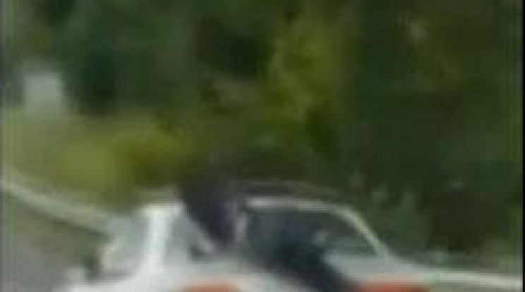 Robogó autóra kapaszkodott föl a forgalomban – videó