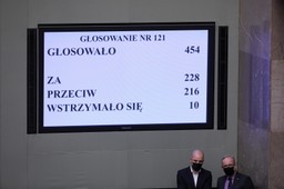 Głosowanie do skutku. PiS wystarczyło głosów na lex TVN
