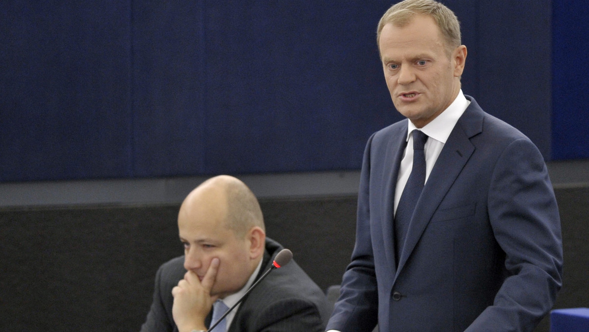 Premier Donald Tusk w swoim przemówieniu po debacie w Parlamencie Europejskim odpowiedział na ostre słowa holenderskiego europosła, który wezwał m.in. polskich imigrantów do opuszczenia jego kraju. - Nie moją rolą jest tutaj kogoś pouczać, nie jestem samobójcą - powiedział Tusk. Według niego, na niektóre słowa nie należy reagować w sposób emocjonalny, bo są one "kompromitujące dla ich autorów, a nie dla nacji wymienianych w tych wypowiedziach".