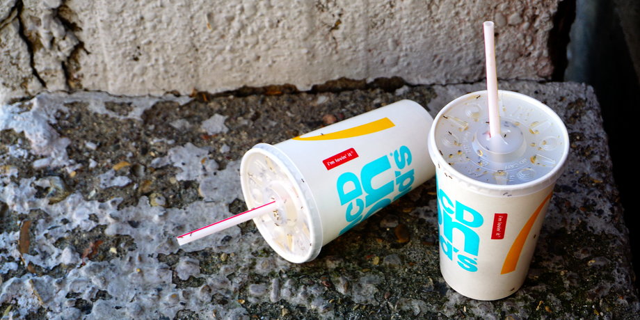 Papierowe słomki, które będą dostępne w McDonald’s,  przeszły testy pod kątem wytrzymałości. Mogą pozostawać w wodzie nawet przez 5,5 godziny bez namakania.