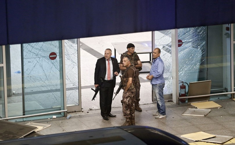 Służby bezpieczeństwa na lotnisku Stambule