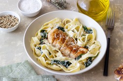 Pyszny, tani i szybki obiad. Podajemy przepis, Ty gotujesz. Dziś makaron z kurczakiem