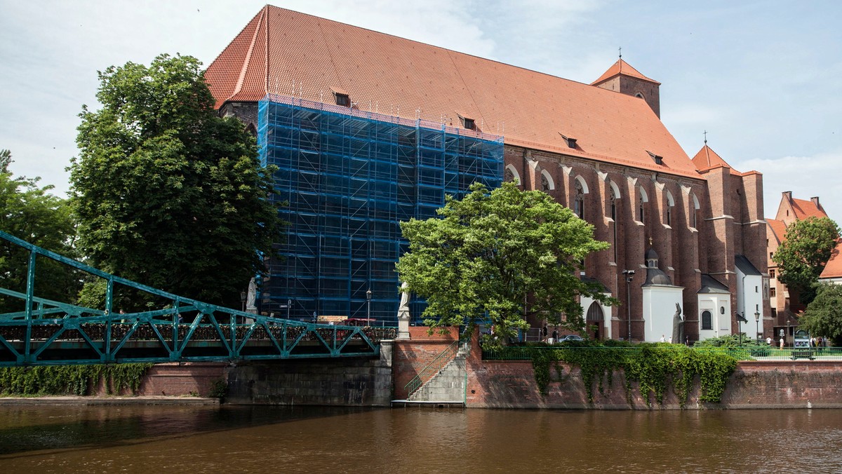 Zarzut usiłowania zabójstwa postawiła wrocławska prokuratura 56-letniemu Zygmuntowi W., który dzisiaj rano na Ostrowie Tumskim w centrum Wrocławia ugodził nożem księdza. Prokuratura wnioskuje o aresztowanie podejrzanego.