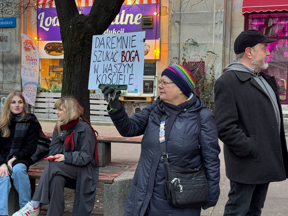 Protest katolików przed warszawską restauracją Madonna