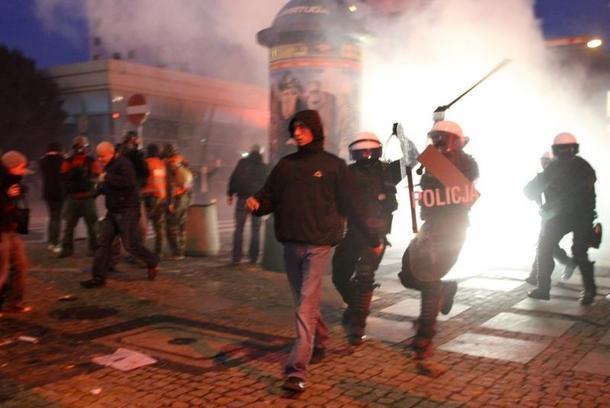 Marsz Niepodległości policja atakuje manifestanta