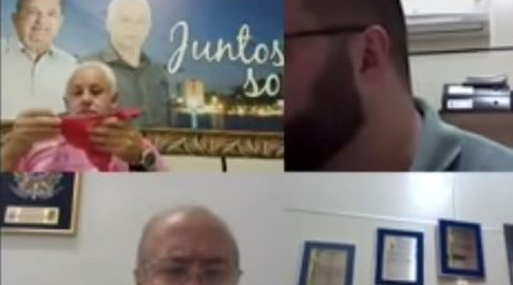 Élő videő közvetítésben szagolgatott bugyit egy brazil politikus - Blikk