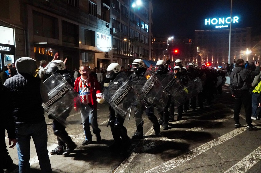 Situacija ispred Skupštine oko 23 sata, protest