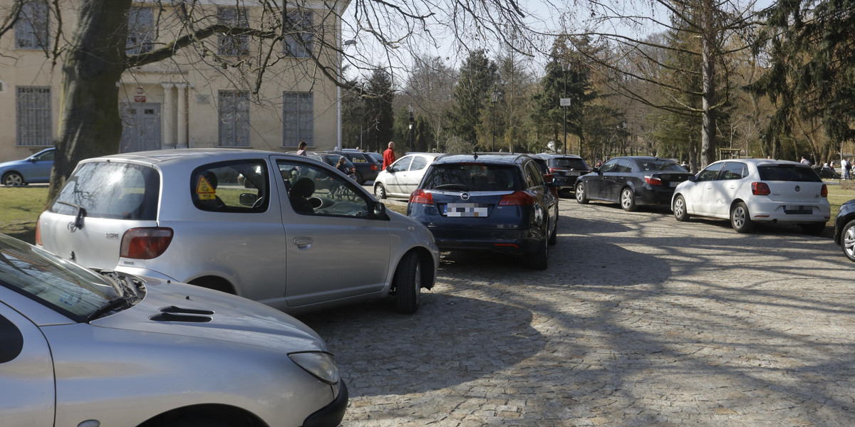 Przy Parku Oruńskim brakuje porządnego parkingu