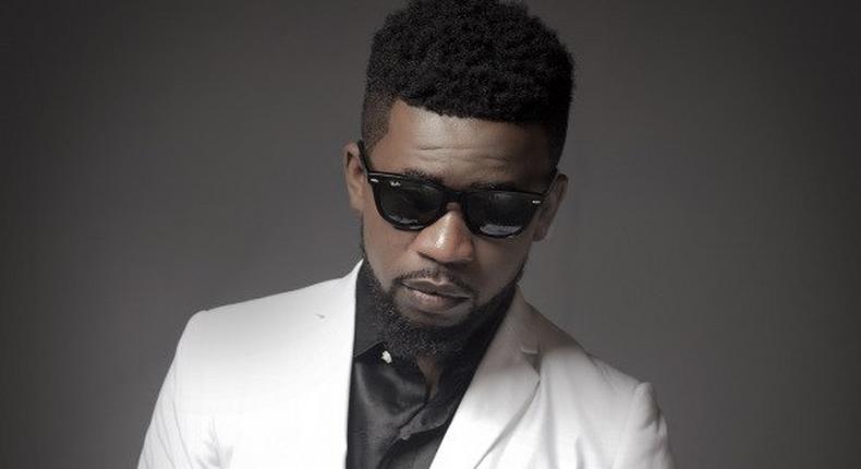 Bisa Kdei in white suit