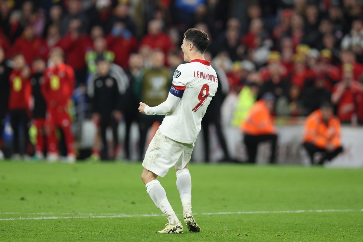 Robert Lewandowski w serii rzutów karnych podczas finału baraży o awans do piłkarskich mistrzostw Europy 2024