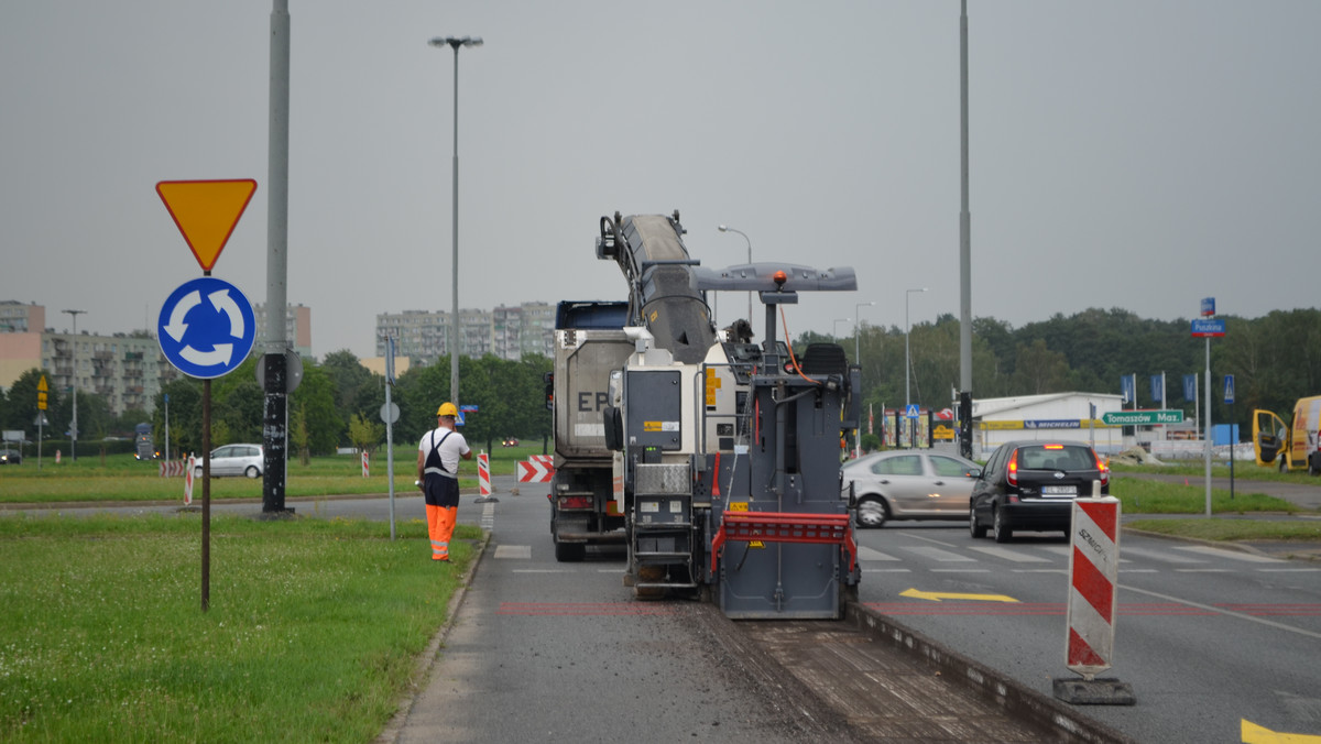 Skrzyżowanie Przybyszewskiego i Puszkina na łódzkim Widzewie dotąd było prawdziwą "zmorą" kierowców. Na niebezpiecznym rondzie wypadki zdarzały się wyjątkowo często. Łódzcy drogowcy postanowili, że niezbędna jest jego gruntowna przebudowa. Prace właśnie ruszyły, potrwają do listopada.