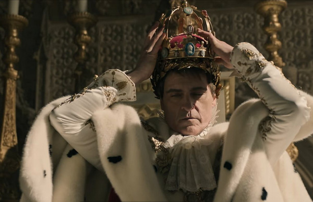 Joaquin Phoenix jako Napoleon Bonaparte w filmie "Napoleon"