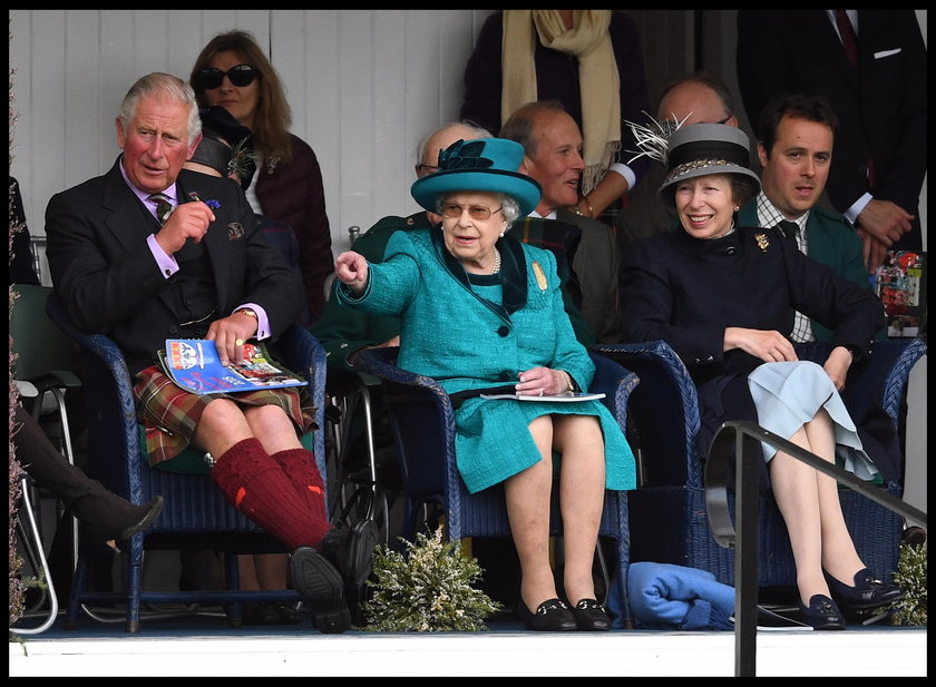 Książę Karol, królowa Elżbieta II i księżniczka Anna