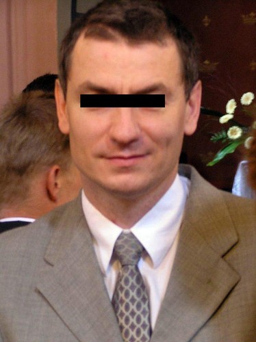 45-letni pracownik naukowy Uniwersytetu Rolniczego w Krakowie Brunon K. został zatrzymany 9 listopada; postawiono mu zarzut przygotowywania zamachu bombowego w budynku Sejmu na konstytucyjne organy RP (m.in. na prezydenta, premiera i rząd). Grozi za to kara do 5 lat pozbawienia wolności.

W śledztwie Brunon K. przyznał się do prowadzenia szkoleń dla osób, które zwerbował, oraz przeprowadzenia próbnych detonacji. Nie przyznał się do przygotowywania zamachu; podał, że działał pod wpływem inspiracji innej osoby. Prokuratura ma zamiar przesłuchać tę osobę, wyjaśnienia Brunona K. w tym względzie traktuje jednak jako obraną przez niego linię obrony.