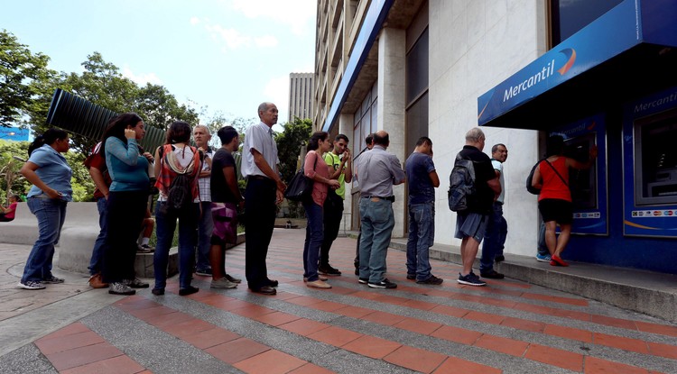 ATM-nél sorban álló emberek 2018-ban Venezuelában