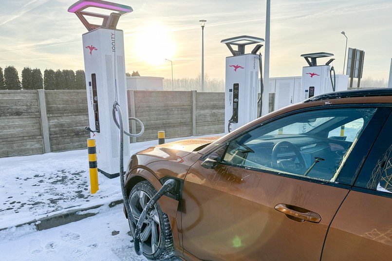 Ładowanie auta elektrycznego, samochód elektryczny