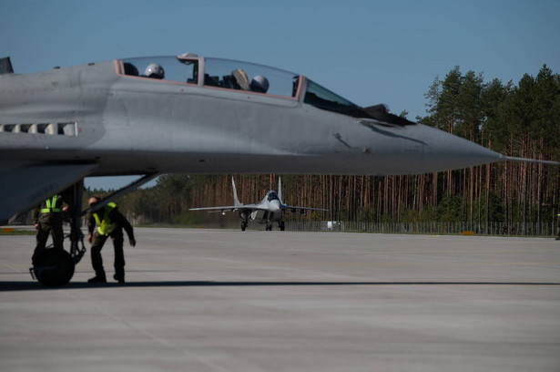 F-16 lądował na drodze wojewódzkiej 604 między Ruskowem a Przeździękiem Wielkim