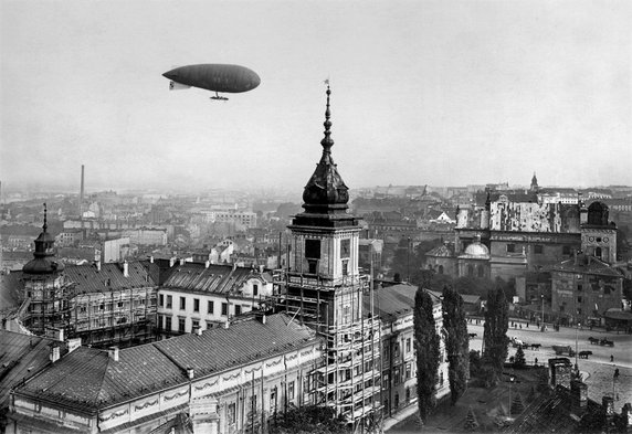 Sterowiec Lech przelatuje nad Zamkiem Królewskim (1926, domena publiczna).