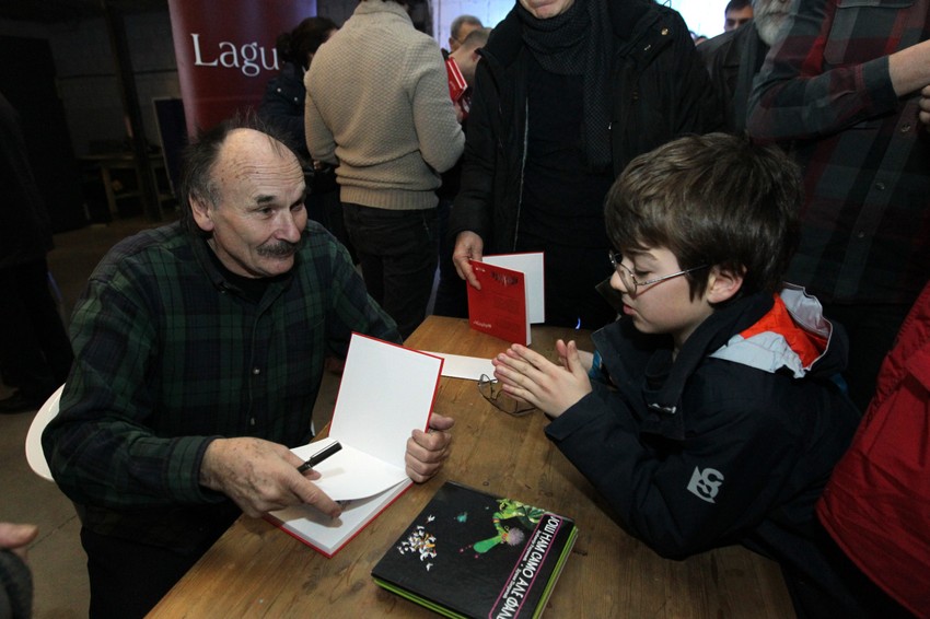 Dušan Petričić predstavio je svoju knjigu "Kibicfenster" i otvorio izložbu karikatura u Dorćol Platzu