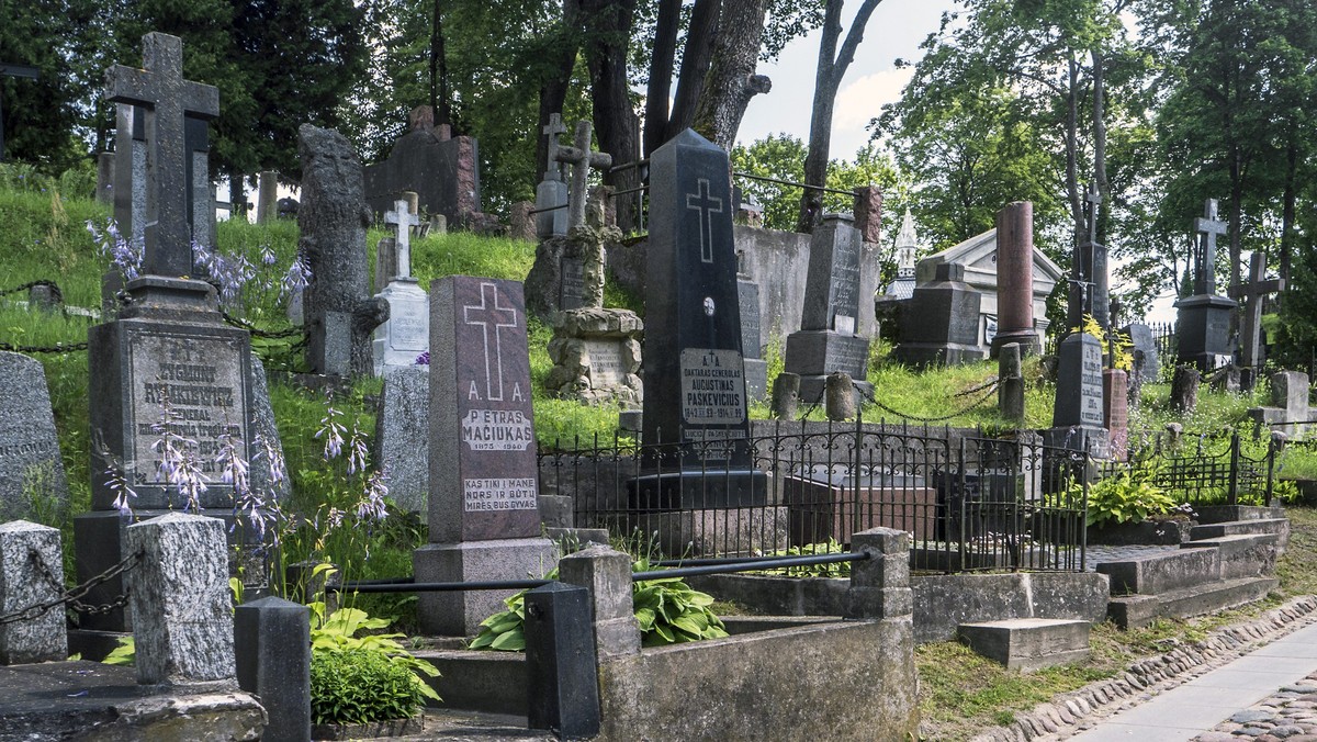 Zbezczeszczenie cmentarza na Rossie, w tym bliskiego Polakom Mauzoleum Matki i Serca Syna, było tematem dzisiejszej rozmowy telefonicznej szefa MSZ Witolda Waszczykowskiego z ministrem spraw zagranicznych Litwy Linasem Linkevicziusem - podało MSZ.