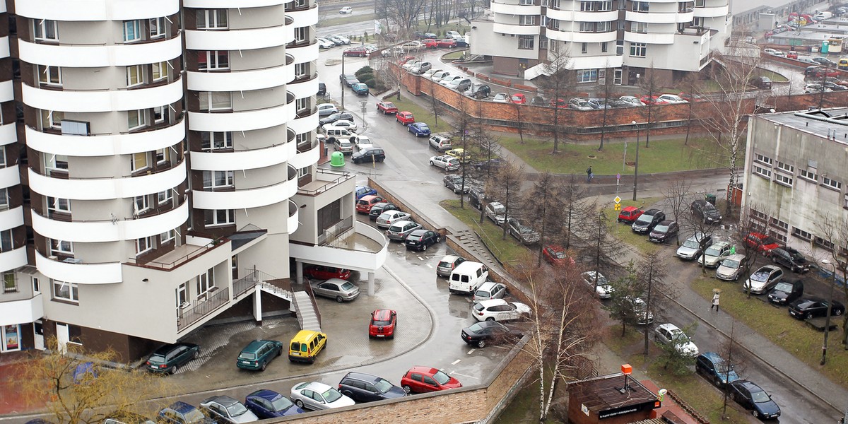 Na Tysiącleciu w Katowicach trudno zlaeźć miejsce do parkowania