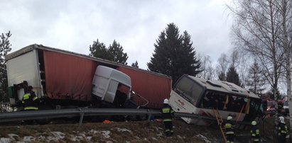 Tir zderzył się z busem. Pasażer: wszystko zalała krew...